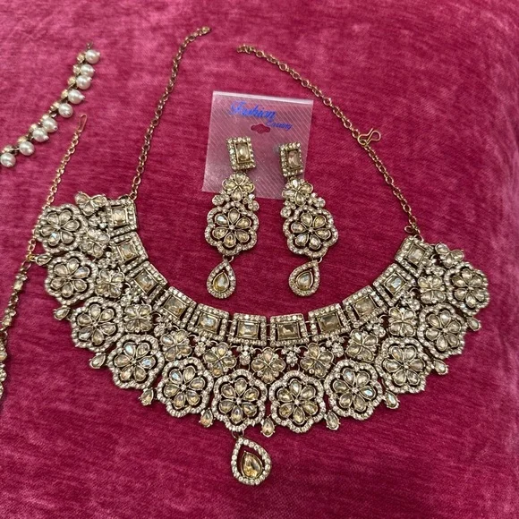 Elegant Gold and Silver Jewelry Set - Picture 2 of 4